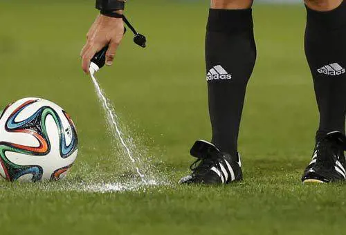 Riprendeva di nascosto colleghe arbitro sotto la doccia: denunciato