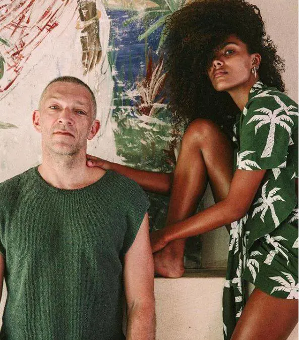 "La pu... opportunista e il pedofilo tossicodipendente": Cassel e la fidanzata deridono i fan