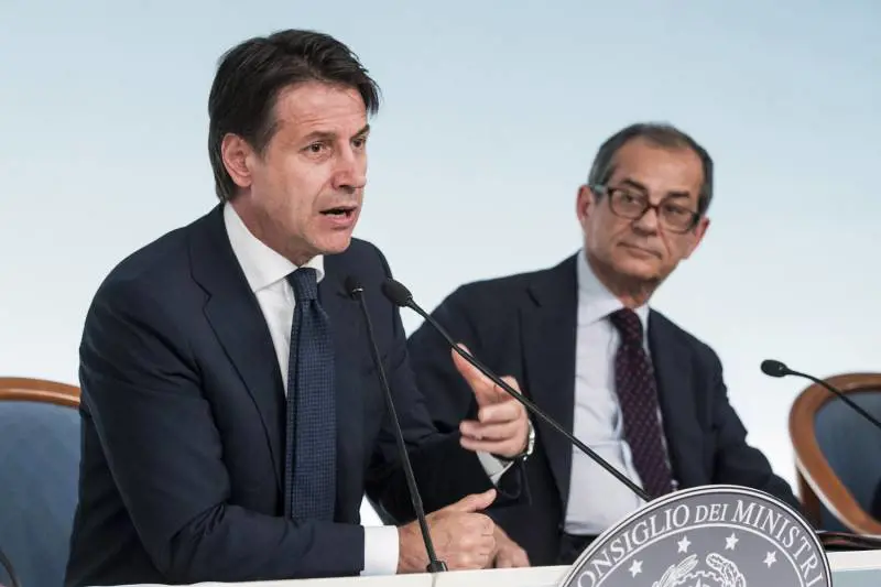 Il governo alla prova dell'Iva. I vicepremier: "Non aumenta"