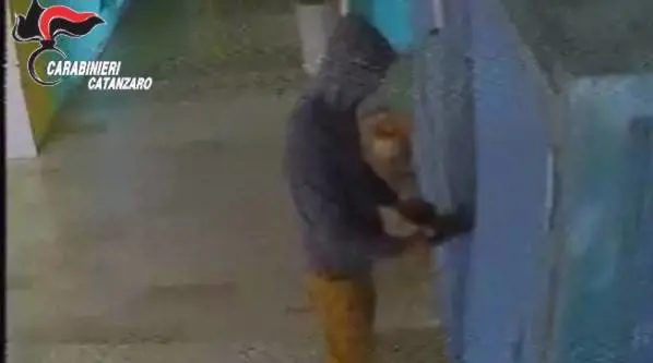 Preso il rom ladro seriale specializzato nei furti a scuola