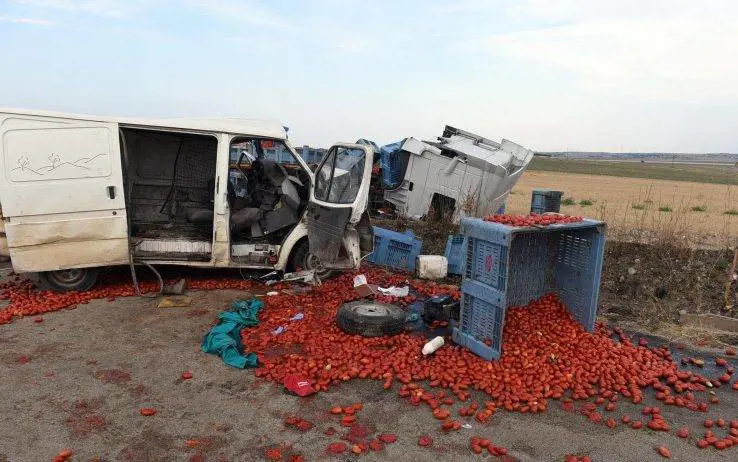 Tragedia a Foggia, scontro contro un tir: muoiono quattro braccianti