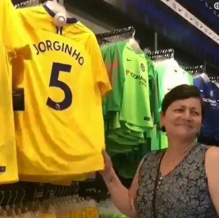 Chelsea, la mamma di Jorginho vede la maglia del figlio e scoppia in lacrime