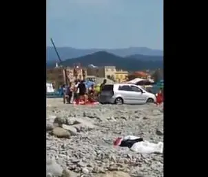 Liguria, turisti stranieri parcheggiano l’auto in mezzo alla spiaggia