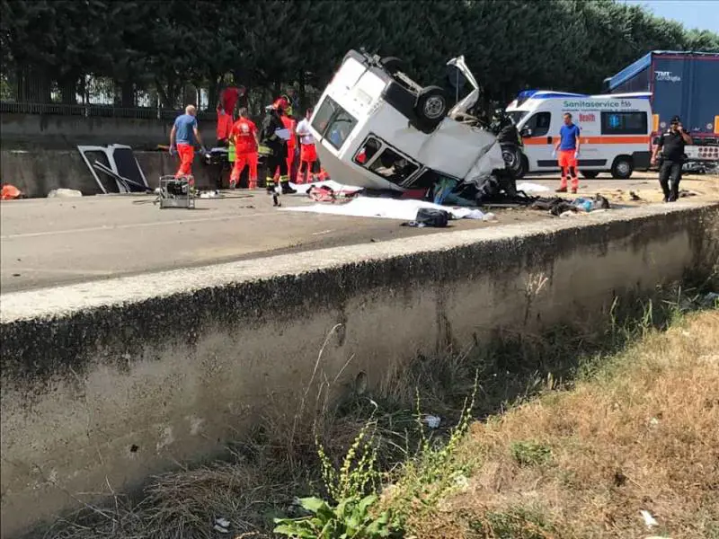 Tragedia a Foggia: scontro contro un tir, muoiono dodici braccianti