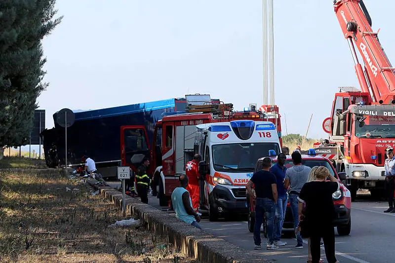La strage dei braccianti Furgone contro Tir: 12 morti e 3 feriti gravi