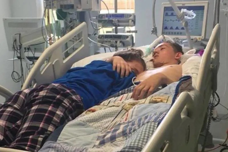 Galles, l'ultimo abbraccio della 15enne al fidanzato 
