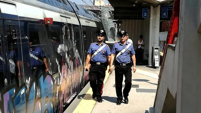 Follia sulla Circumvesuviana: portano la rete di un letto e aggrediscono controllore