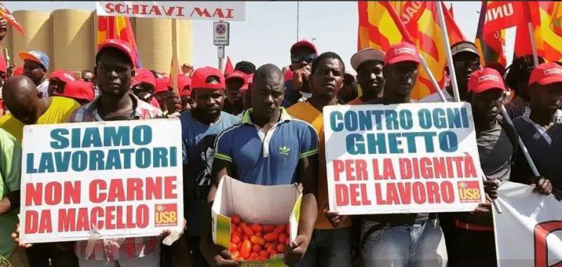 Protesta nei campi: «Mai più schiavi»