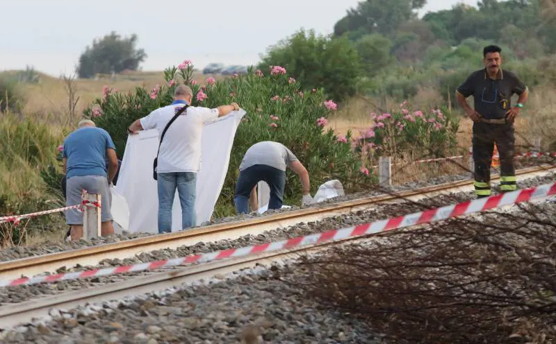 Sfuggono alla mamma mentre vanno al mare Bimbi travolti dal treno
