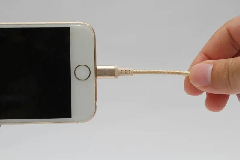 L’Ue riapre il caso contro Apple per i connettori proprietari