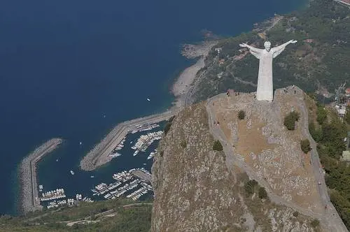 Maratea, fidanzati campani sorpresi a imbrattare la statua di Cristo 