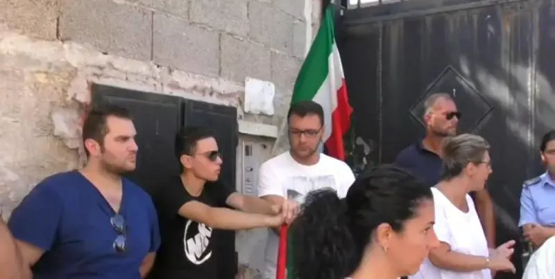 Palermo, senzatetto italiani occupano case destinate a rom