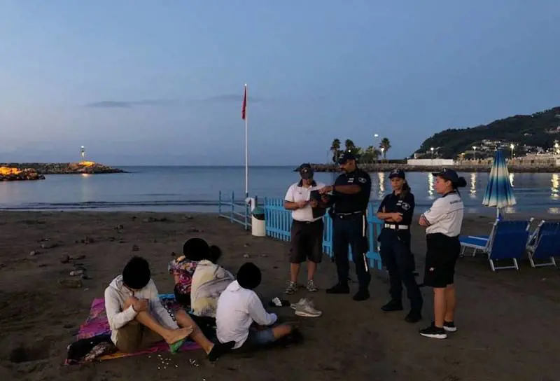 Blitz in spiaggia a Diano Marina contro i furbetti dell'ombrellone