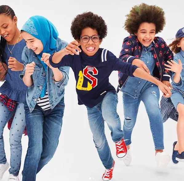 Bambina posa con il velo: polemica sul nuovo spot di Gap