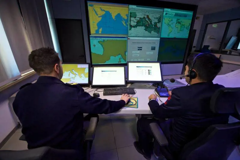 L'Italia in pressing sulla Libia: "Recuperate i migranti in mare"