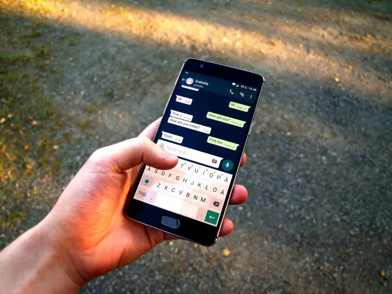 Insulta i capi in una chat, ma il collega fa la spia: indagato