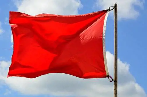 Non sanno nuotare, 200 bengalesi fanno il bagno: salvati da catena umana