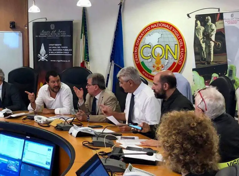 Genova, ponte crollato. Salvini: "Seguiamo dalla sala operativa. Grazie a voi che salvate vite"