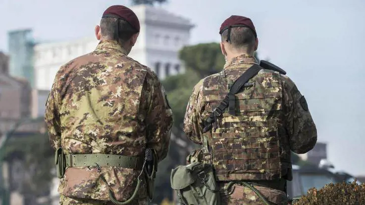 Straniero aggredisce agenti e tenta di rubare mitra a militare