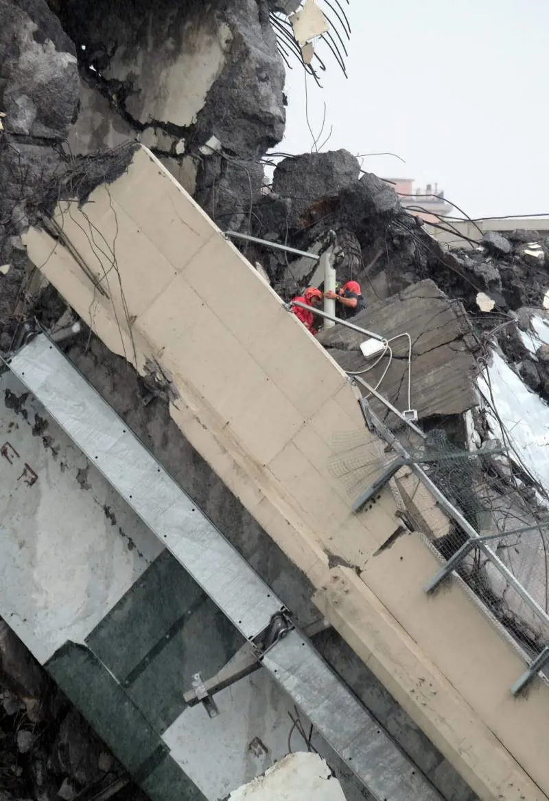 Ponte Morandi, i testimoni: "Il crollo causato da un fulmine"