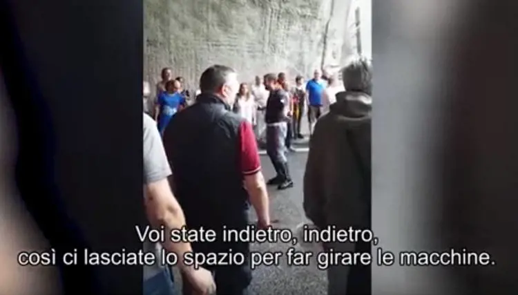 "Ora cercate di capire..." Il discorso del poliziotto che calma gli automobilisti sotto choc