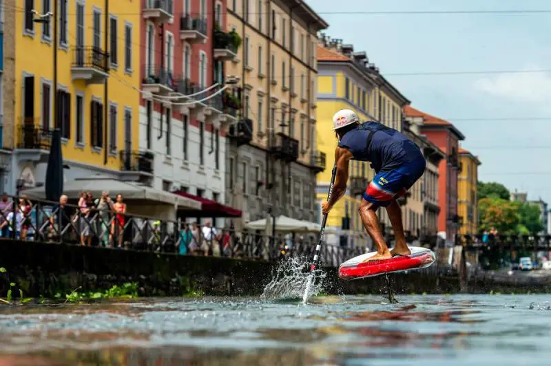 Navigli come le Hawaii: il campione in foil surf