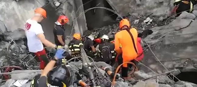 Natasha, salvata dai soccorritori dopo il crollo del ponte