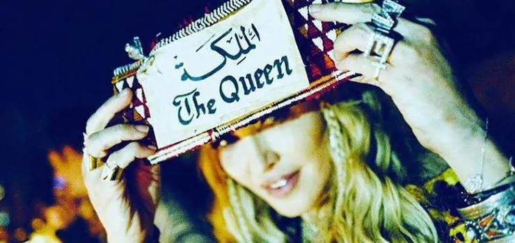 60 anni e non sentirli: Madonna festeggia come una regina berbera a Marrakesh 