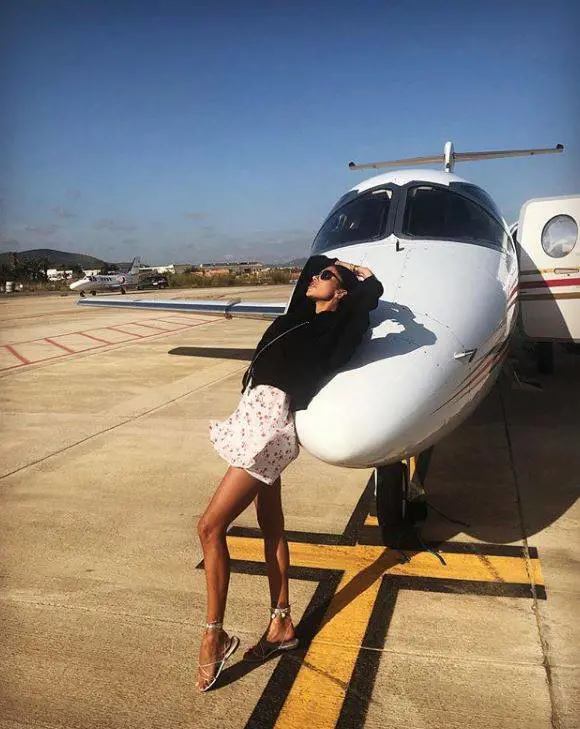 Bufera su Belen sopra il jet privato: "Cafona"