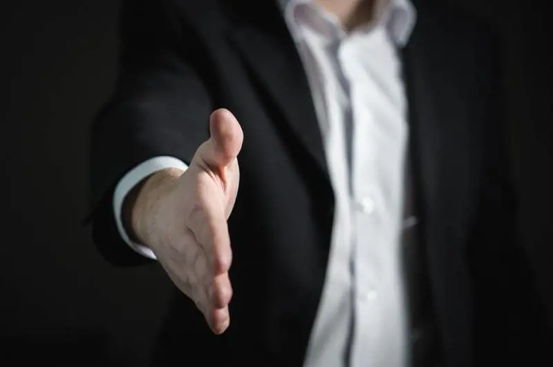 Non stringono la mano al sesso opposto. Respinta la naturalizzazione