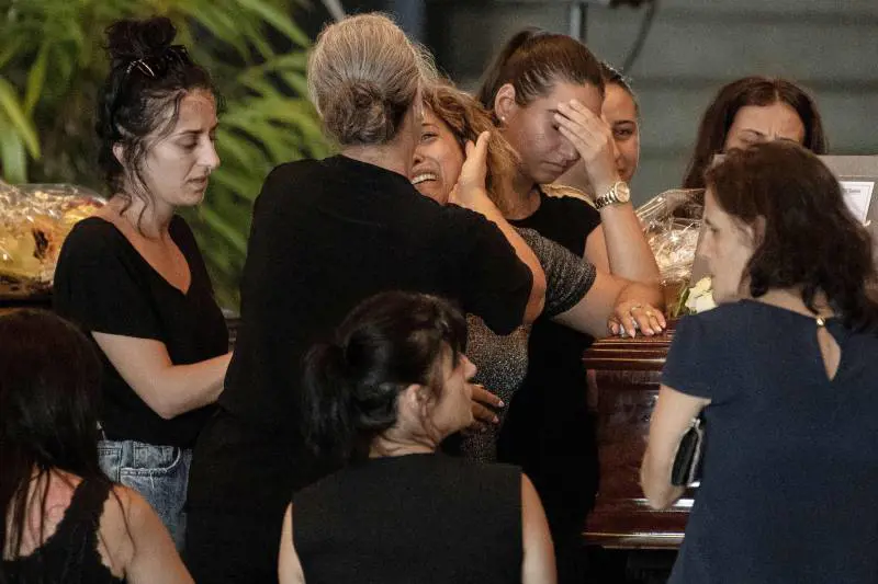 La rivolta delle famiglie: "È un omicidio di Stato. No ai funerali pubblici"