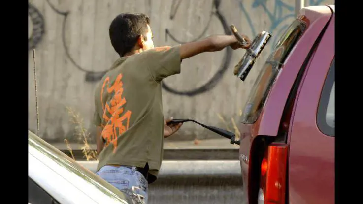 Non gli fanno l'elemosina. E il lavavetri spacca l'auto