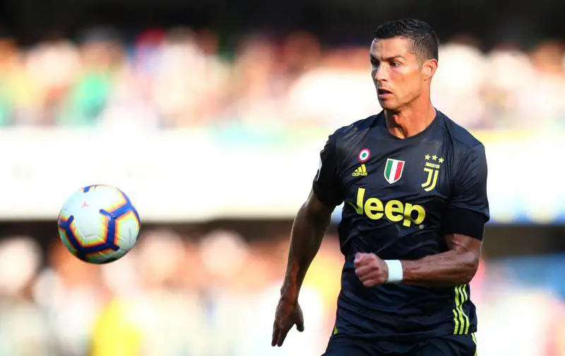 Cristiano Ronaldo "nudo" sui social per lanciare la nuova linea di intimo