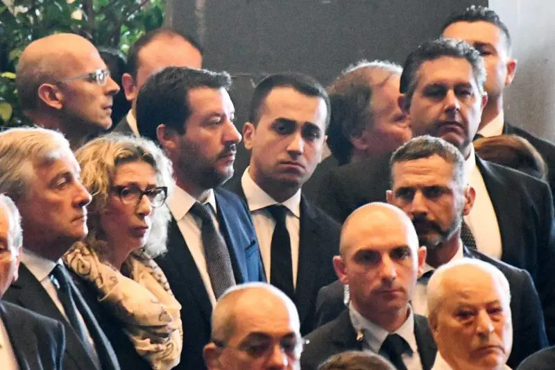 Servono servi genuflessi al governo