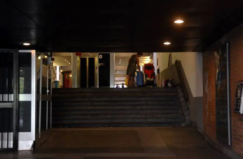 Terrore nel sottopasso della stazione: pachistano prova a spogliarla per stuprarla