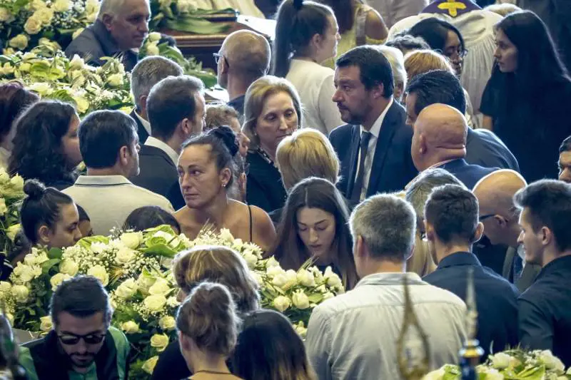 Ora il Pd vuole incriminare Salvini: "Ai funerali claque pro governo"