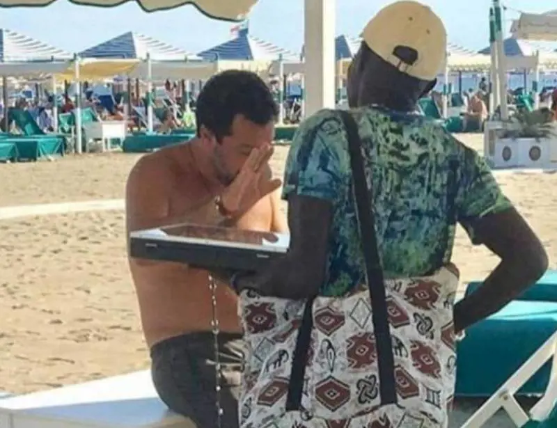 Salvini faccia a faccia col vu cumprà: "Non mi ha cacciato, è stato gentile"