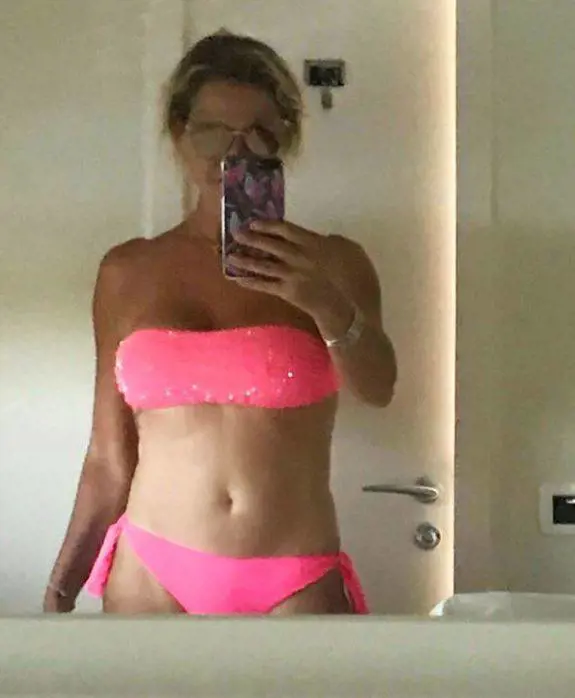 Simona ventura sexy allo specchio: "Faccio ancora la mia porca figura"