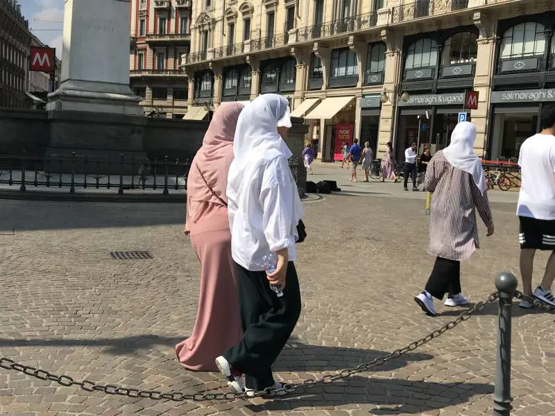 Milano si arrende e mette il velo