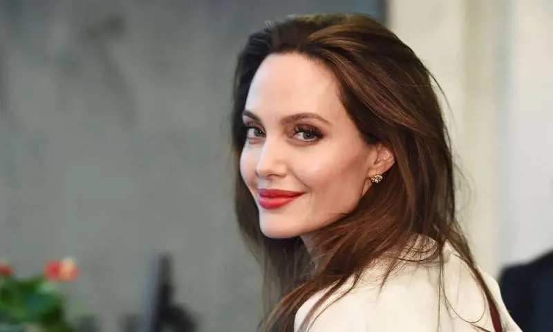 Angelina Jolie, invidiosa delle attività filantropiche di Amal Clooney
