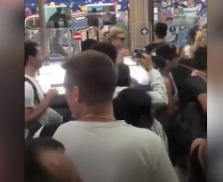 Napoli, passeggeri senza ticket ai varchi della stazione: "Dai, uno che lo faccia!"