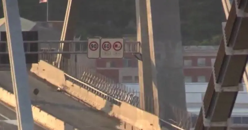 Spunta un altro video sul crollo di Genova. Il giallo del black out