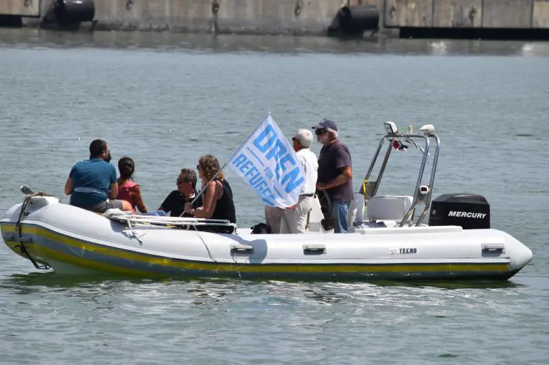 Diciotti, la sinistra all'attacco. Un gommone tenta l'abbordaggio