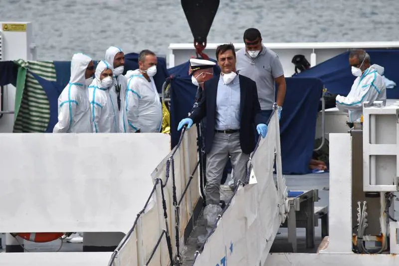 Diciotti, la sfilata "buonista" Sale a bordo pure la Boldrini