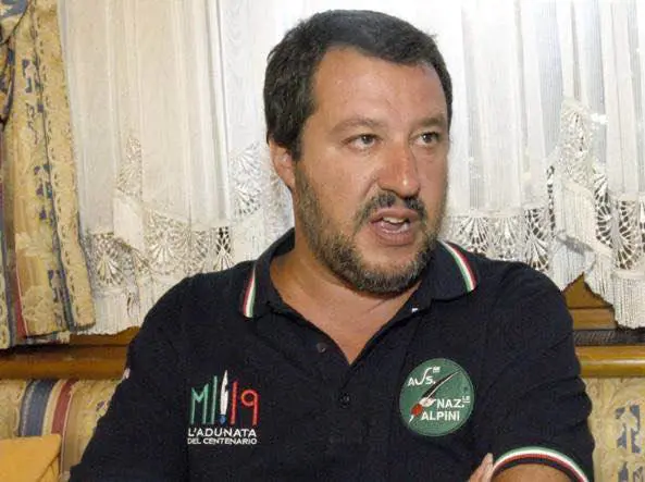 Gli Alpini contro Salvini: "Non indossi maglietta con il nostro simbolo"