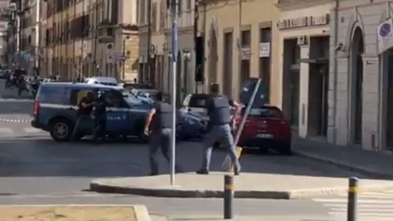 L'arresto da film della polizia: i ladri circondati armi in pugno