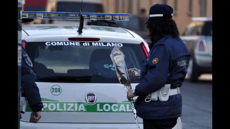 Pachistano contro la vigilessa: "Donna, non puoi darmi ordini"