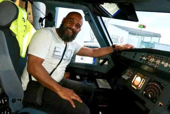Vuole dirottare l’aereo, ma un pugile a bordo lo ferma e lo placca