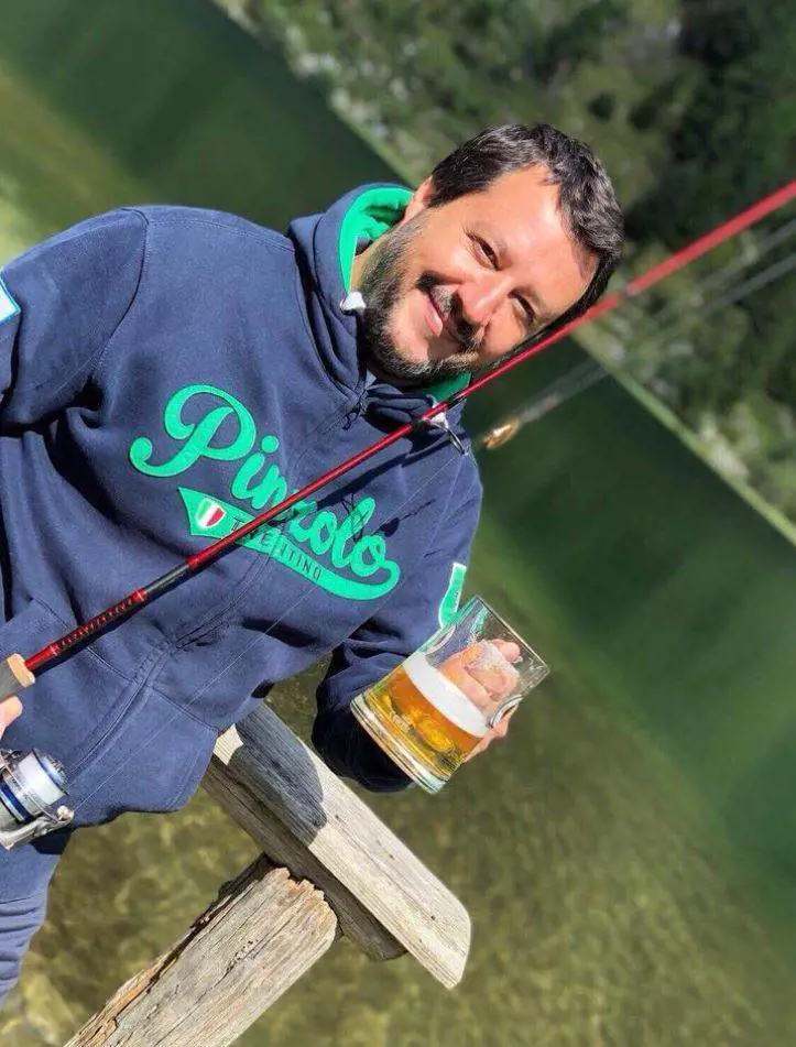 Il brindisi di Salvini al pm: "Io difendo gli italiani..."