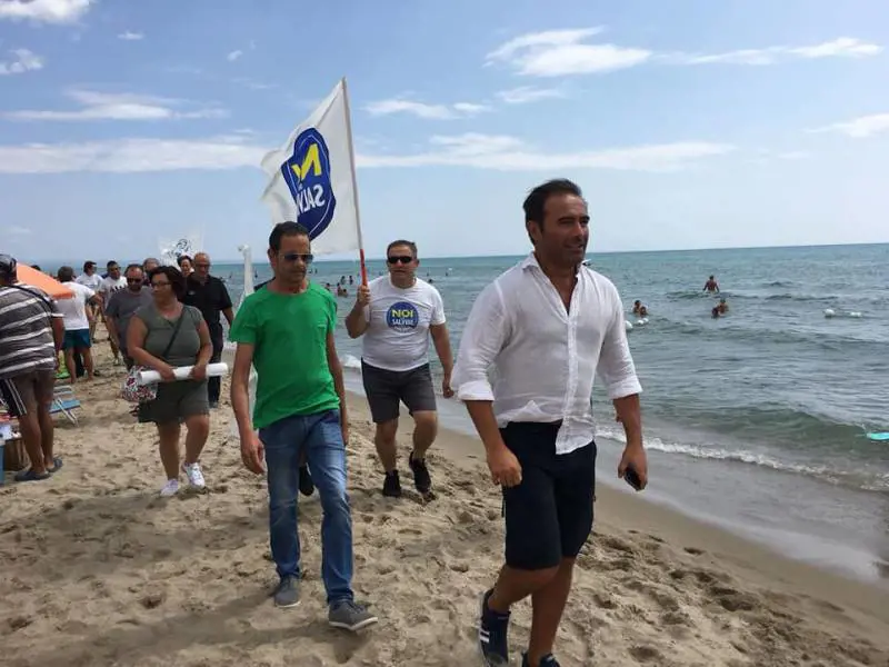 Castellaneta, bagnanti contro blitz leghista: "La 17enne violentata? Chi se ne frega"